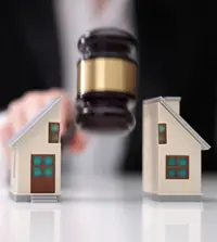An image of a home split by a gavel that illustrates divorce in Georgia. 